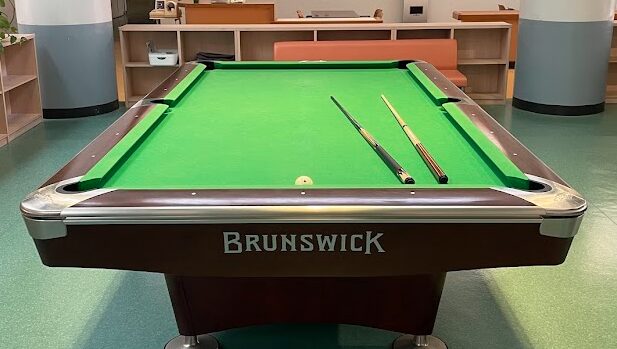 体育センターのビリヤードテーブル